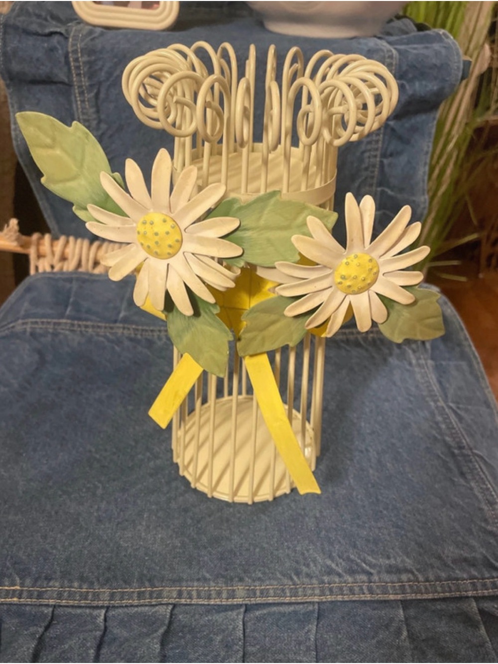 White & Yellow Daisy 🌼 Metal Accent candle holder with Green Leaves -Too cute ☺️